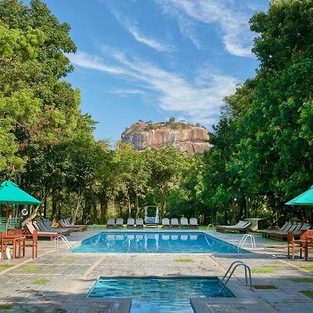 Hotel Сигирия Екстериор снимка Sigiriya Hotel