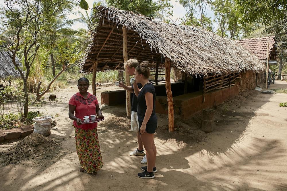 Hotel Сигирия Екстериор снимка A woman from the village of N'wassibi, in the N'wassibi District, speaks with a Peace Corps volunteer.
