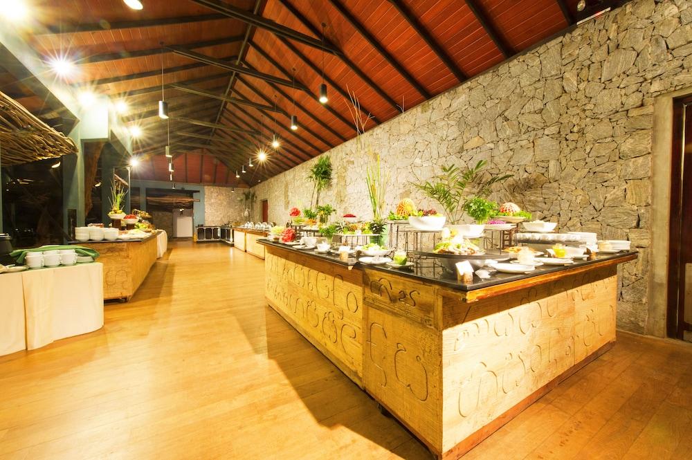 Hotel Сигирия Екстериор снимка The restaurant at the resort