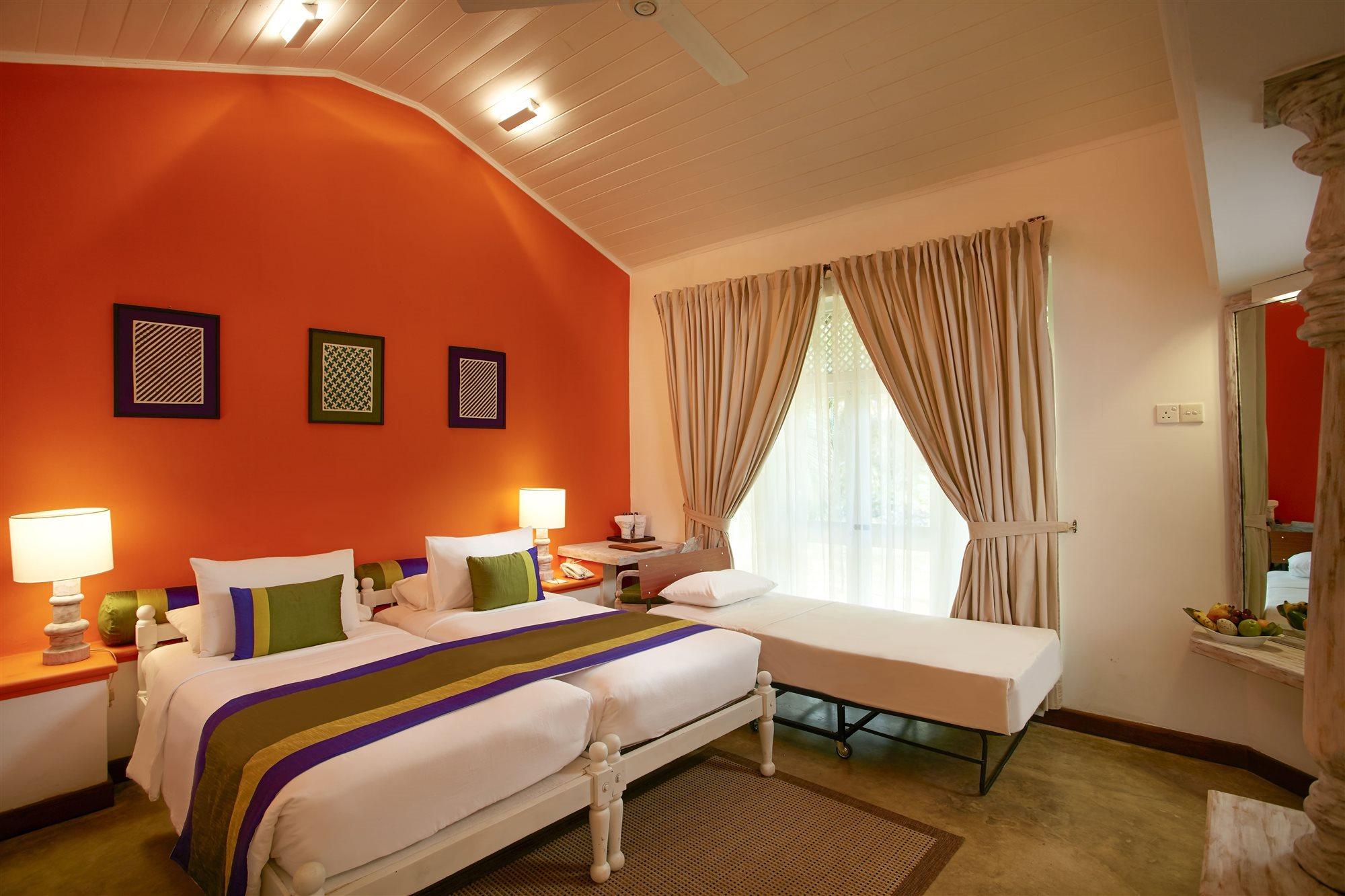 Hotel Сигирия Екстериор снимка A room at the Taj Bengal