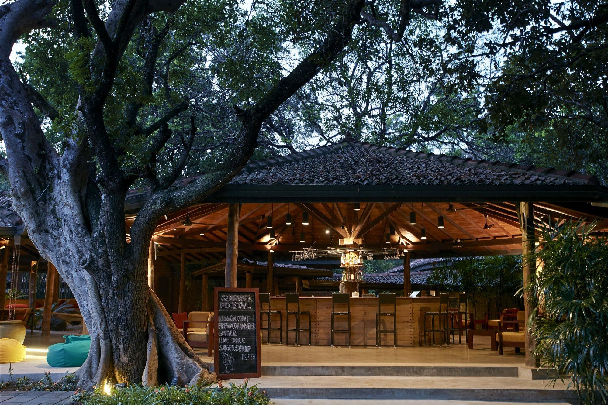 Hotel Сигирия Екстериор снимка The bar at the Treehouse