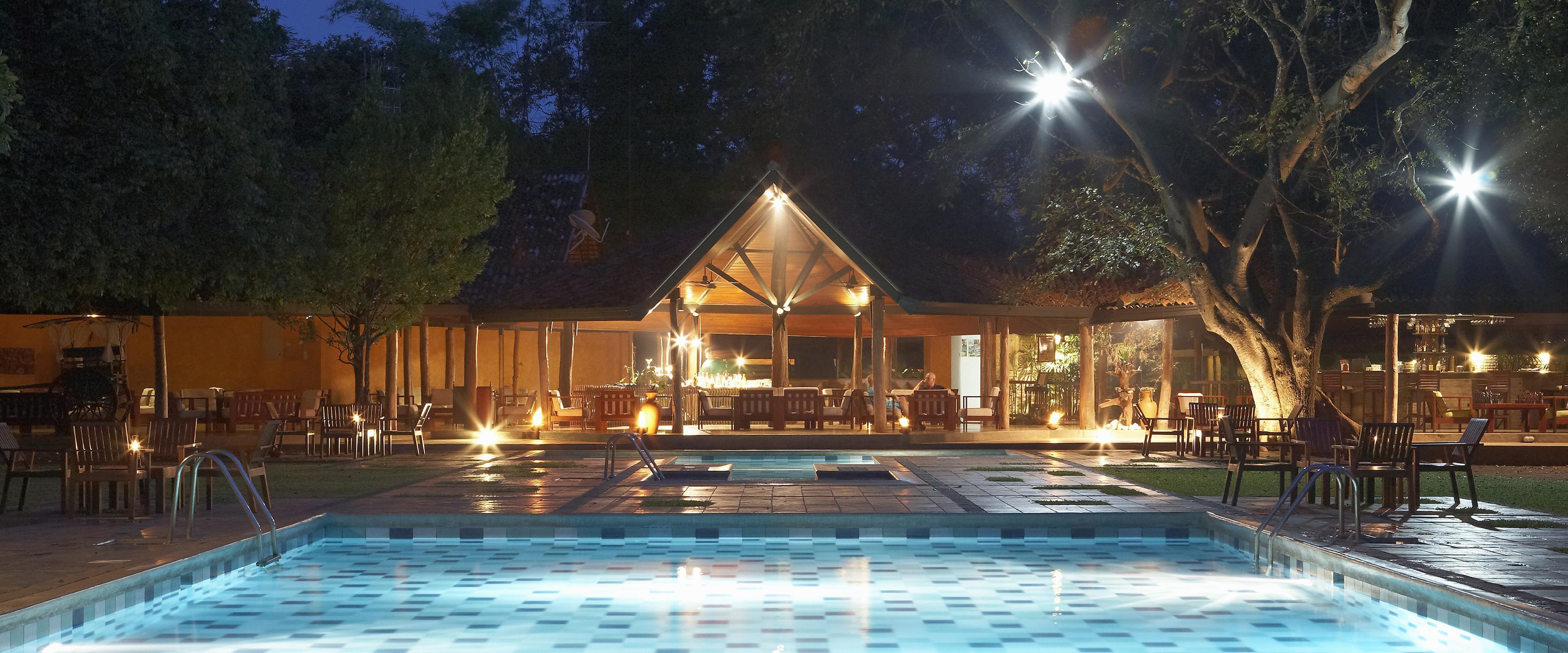 Hotel Сигирия Екстериор снимка The swimming pool at the hotel