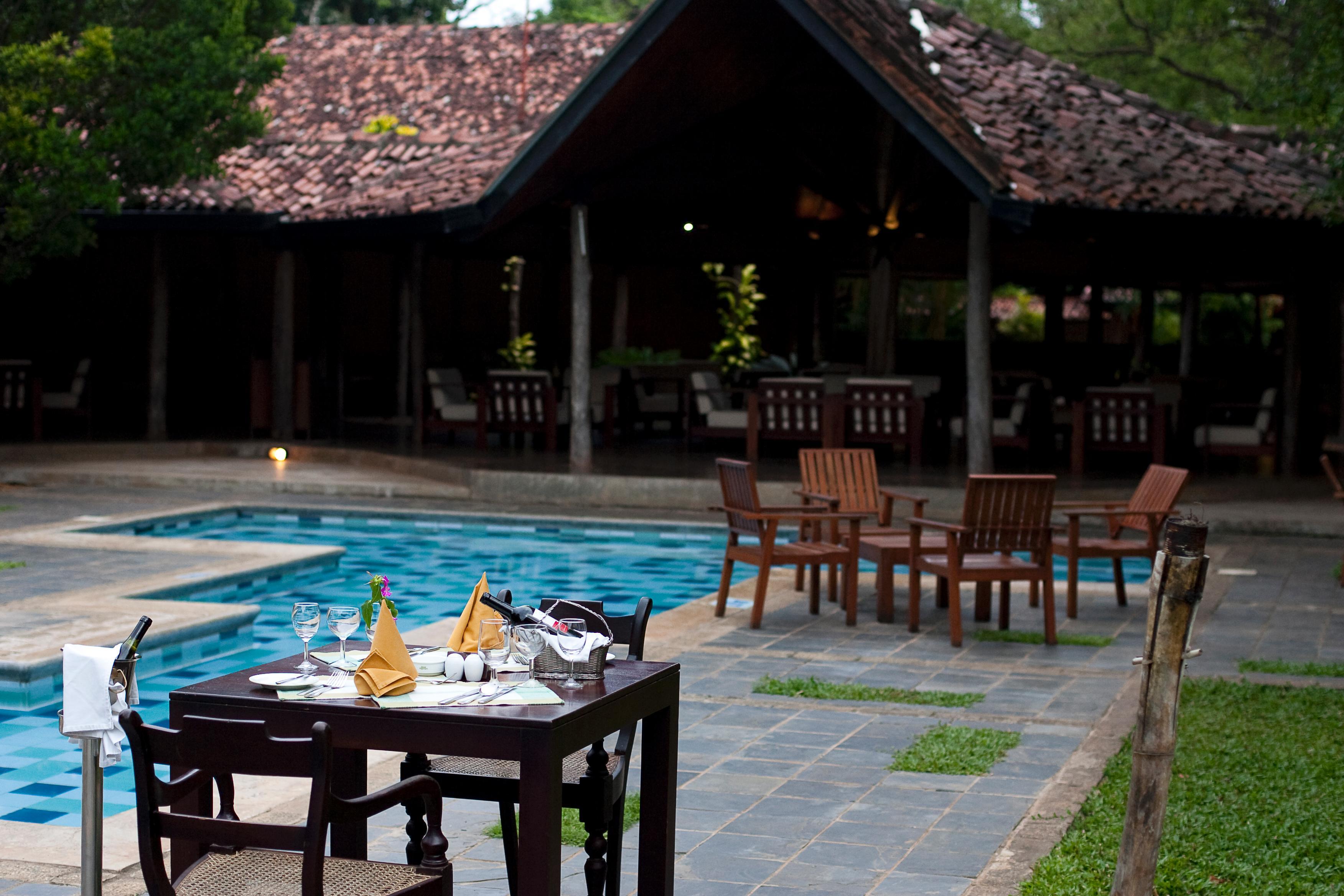 Hotel Сигирия Екстериор снимка The swimming pool at the hotel