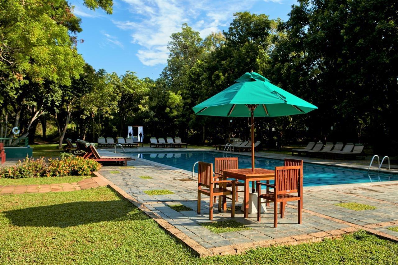 Hotel Сигирия Екстериор снимка The swimming pool at the hotel