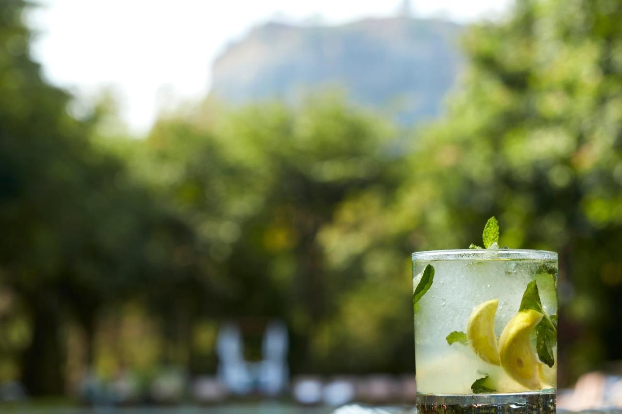 Hotel Сигирия Екстериор снимка A glass of lemonade