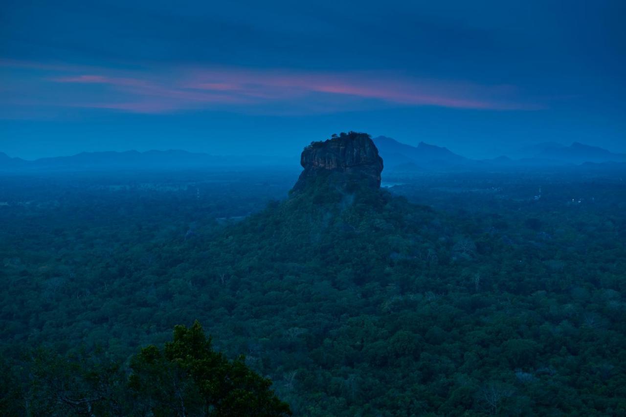Hotel Сигирия Екстериор снимка Sigiriya at sunset