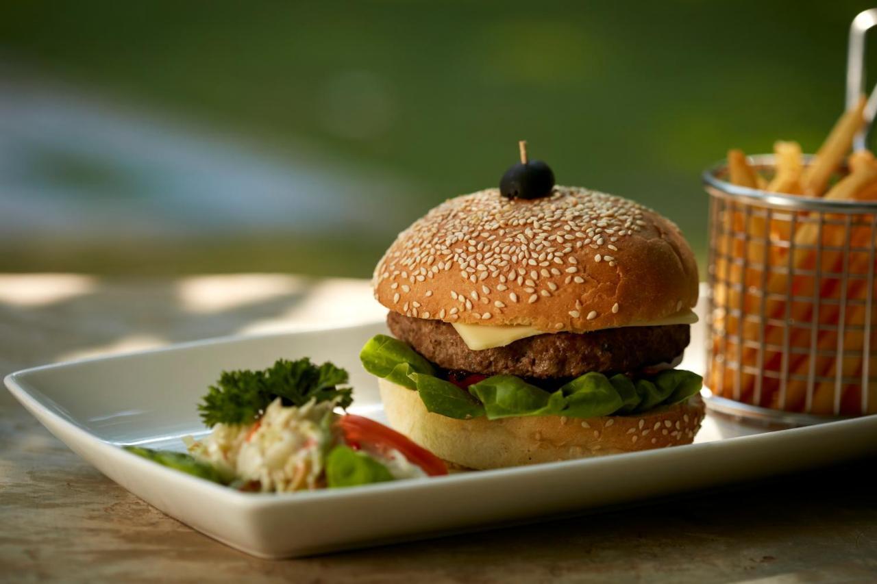 Hotel Сигирия Екстериор снимка A hamburger