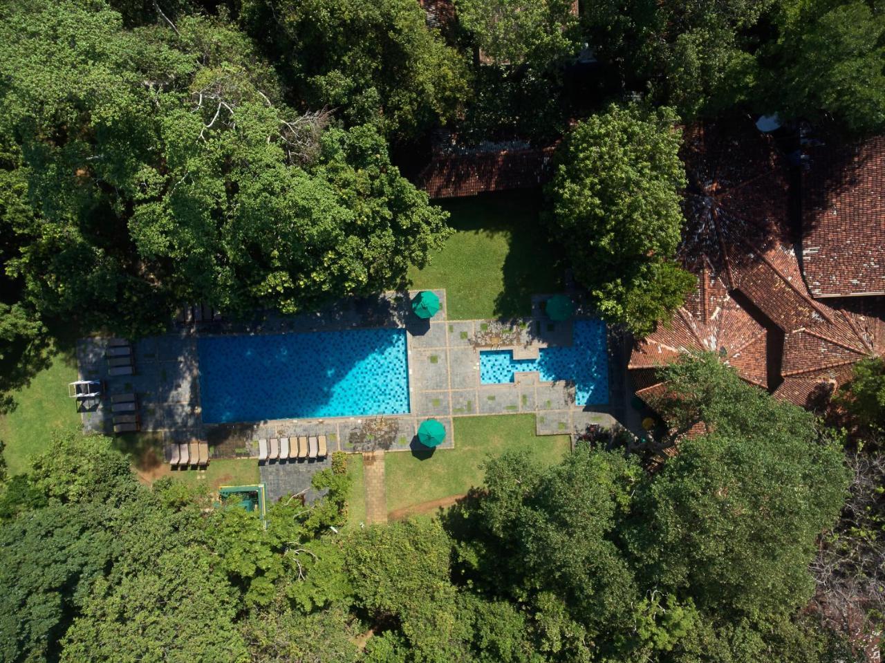 Hotel Сигирия Екстериор снимка Aerial view of the pool at the home of the 19th Duke of Grafton