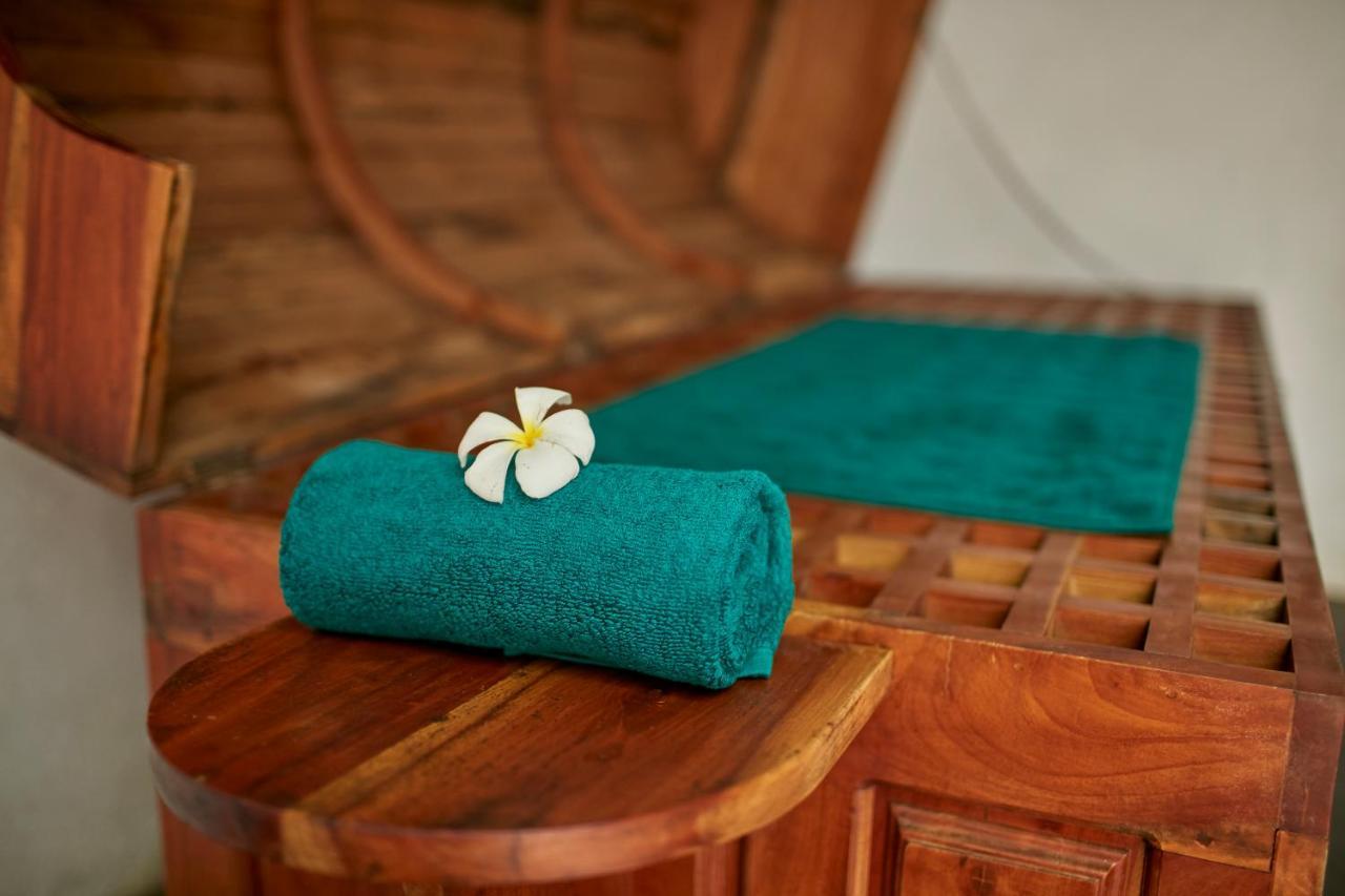 Hotel Сигирия Екстериор снимка Plumeria flower on a towel