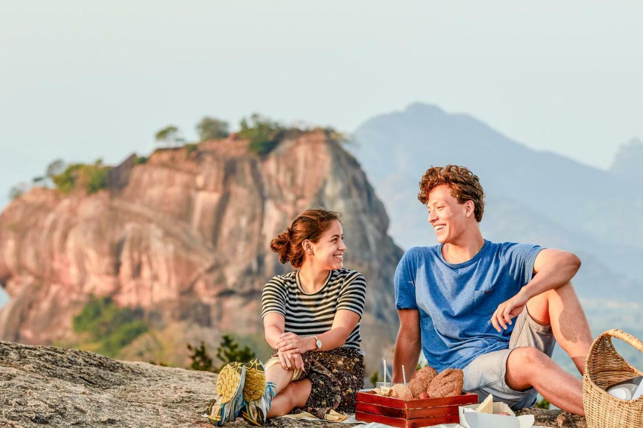 Hotel Сигирия Екстериор снимка A couple on a picnic