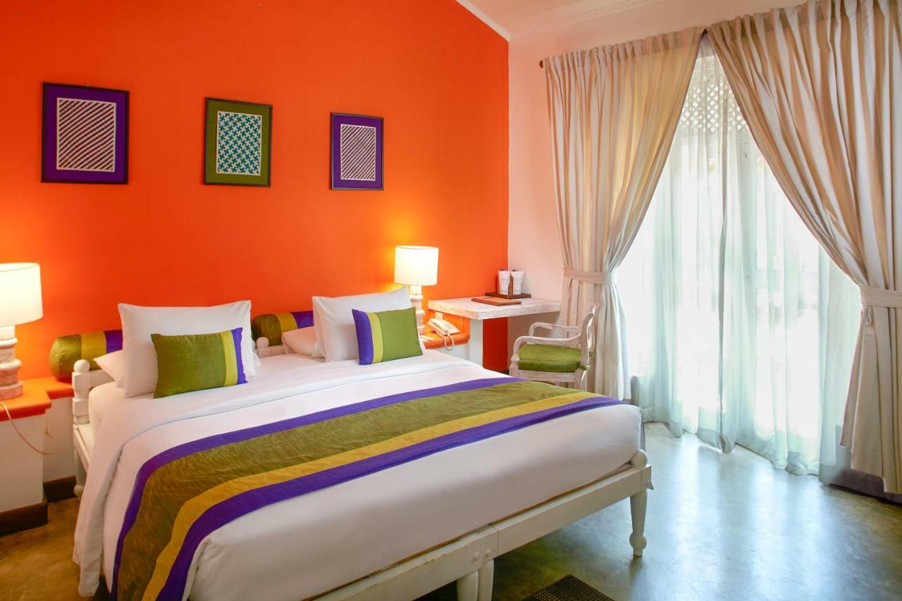Hotel Сигирия Екстериор снимка A room at the Taj Bengal