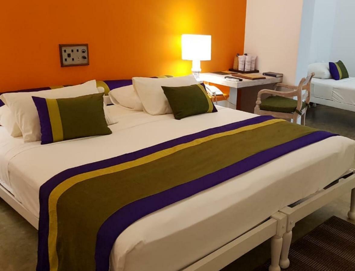 Hotel Сигирия Екстериор снимка A bed runner